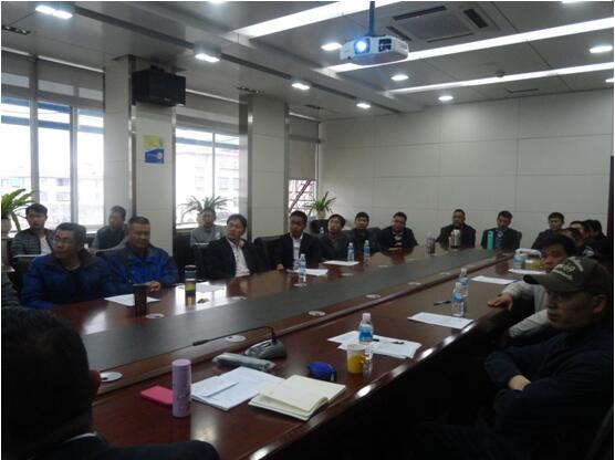 驾驶员在旁观《防御性驾驶技术》警示视频