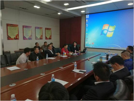 保山移动综合部总经理李梅（前排右一）在培训会上讲话。