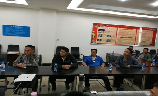 普洱铁塔公司驾驶怨嘏华、邹红宾、李剑（左二、左三、左四）参与安全培训。