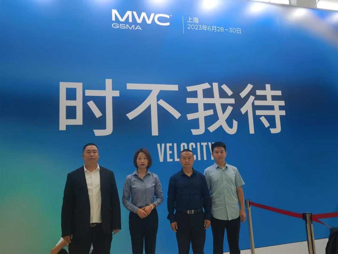 k8.com参展四人合影