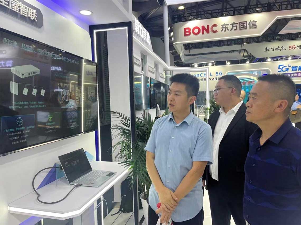 参观全屋智联展区，陈光平进行介绍